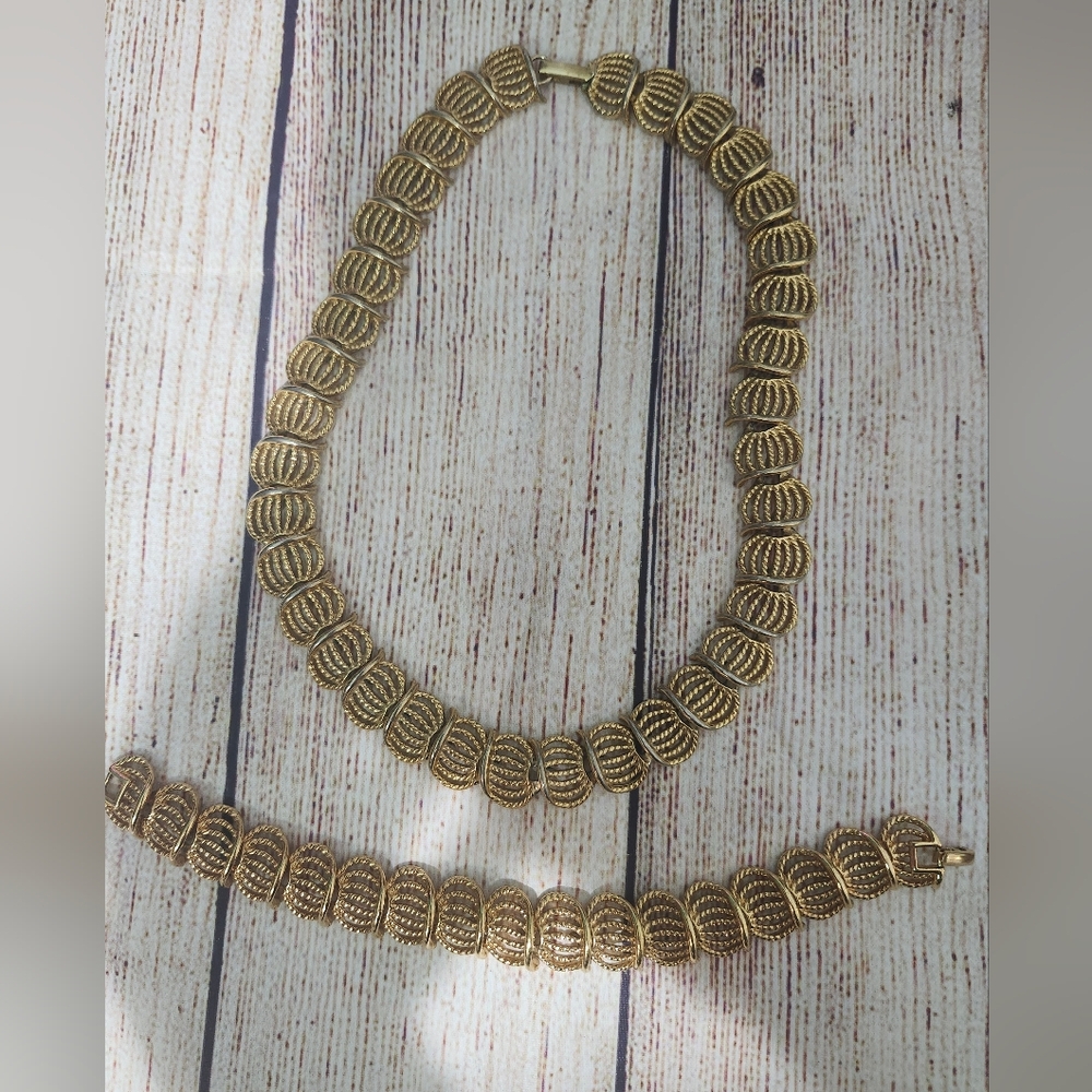 Vintage Pat Pend Napier Gold Necklace And Matching Bracelet